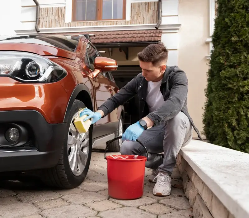Lavage auto à domicile Guillon-Terre-Plaine : professionnel intervenant sur un véhicule